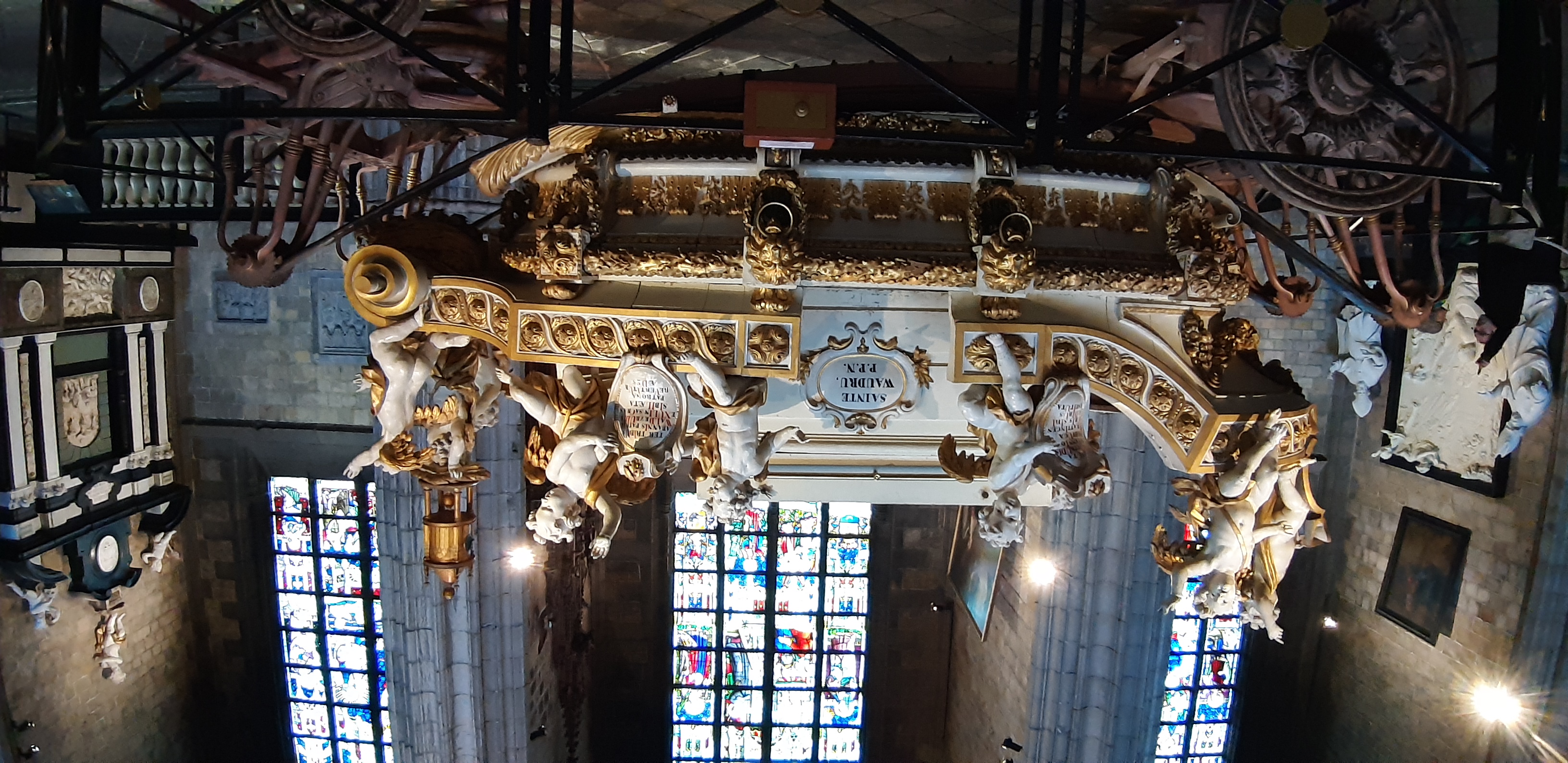 Gouden koets in de kerk van Mons
