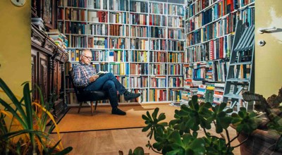 Foto Spreker Tussen Zijn Boeken