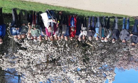 Groep in de bloesems