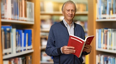 Alfons Vansteenwegen Met Een Exemplaar Van Liefde Is Een Werkwoord Zijn Magnum Opus Kopie