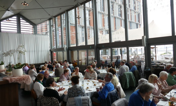 Groepsfoto Katoennatie, aan tafel