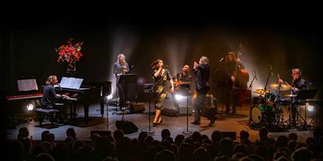 Afbeelding met concert, muziekinstrument, optreden, muziek
Door AI gegenereerde inhoud is mogelijk onjuist.