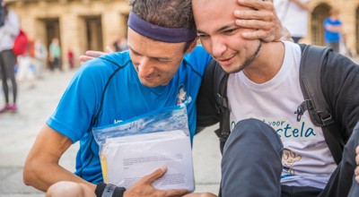 Foto 36 Jan Aelberts Vader En Zoon Met De Brieven Op Het Plein Voor De Kathedraal 1