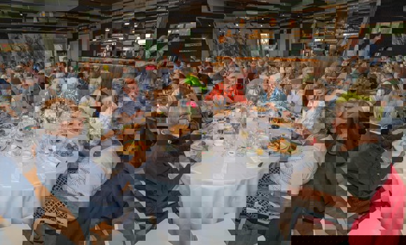 groepsfoto tafel rond eten